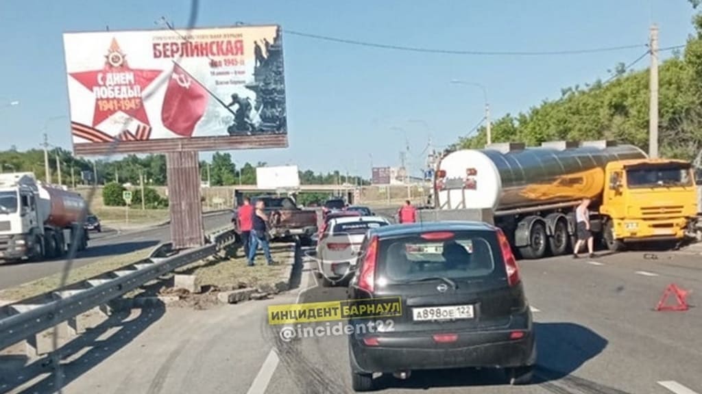 В Барнауле произошло массовое ДТП с участием автоцистерны Фото №3