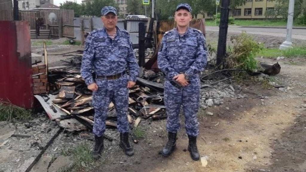 Сотрудники Росгвардии из Камня-на-Оби спасли человека от пожара Фото №1