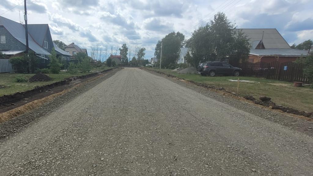 В поселке Лесном под Барнаулом закатают асфальтом сразу 7 улиц Фото №1