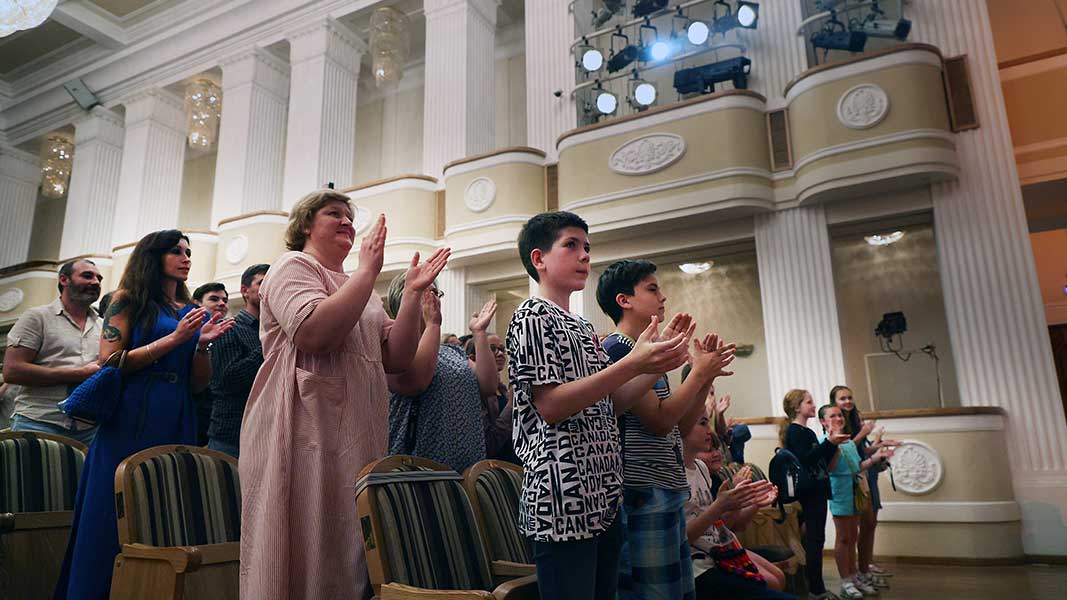 Фантастическую музыкальную сказку «Три толстяка» представили в Молодежном театре Алтая Фото №3