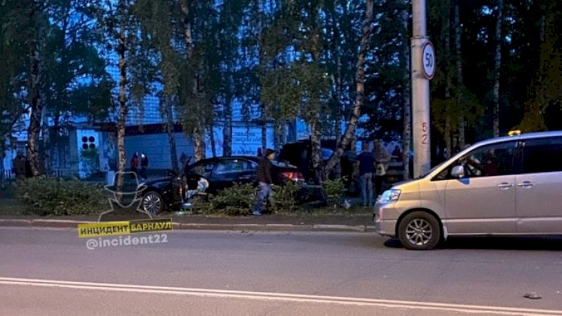 В Барнауле нетрезвый водитель вылетел с дороги Фото №1