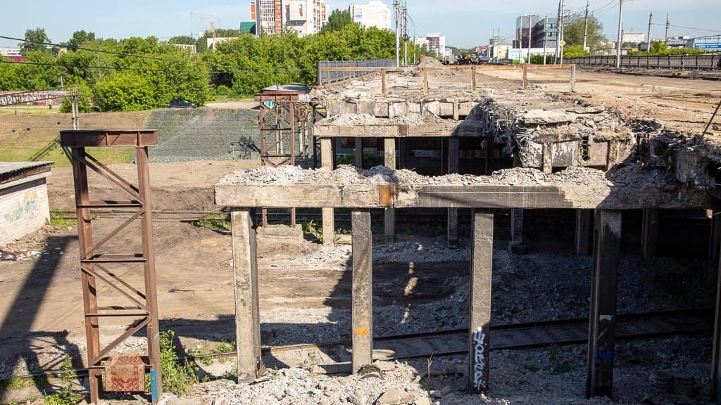 В Барнауле продолжается демонтаж путепровода на Новом рынке Фото №1
