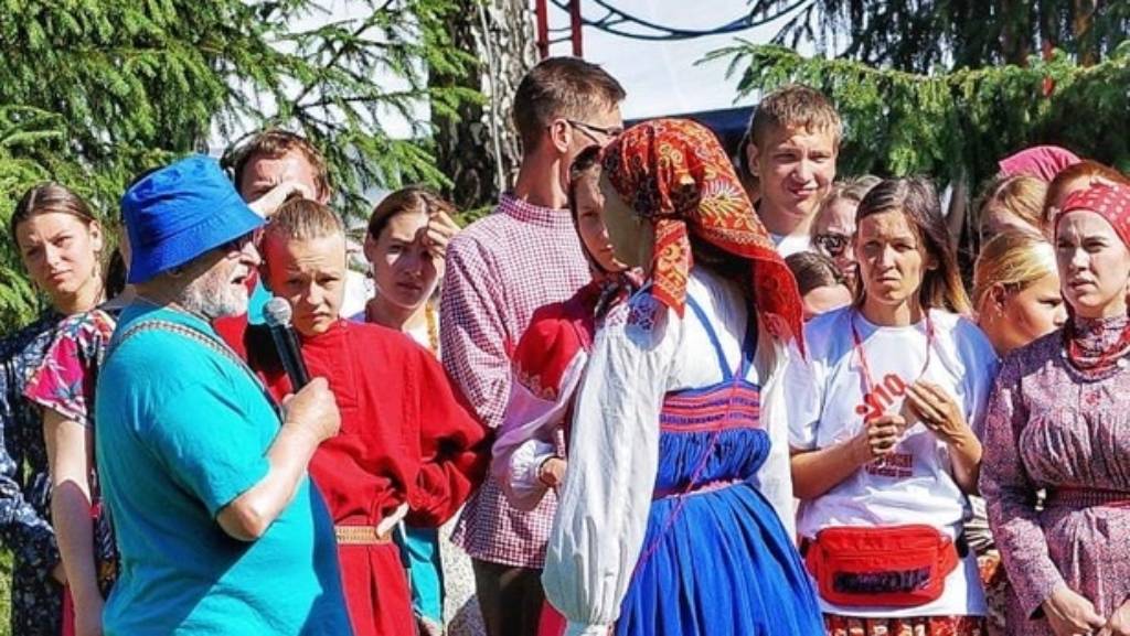Известный фольклорный коллектив «Этносфера» выступит на фестивале «День России на Бирюзовой Катуни» Фото №1