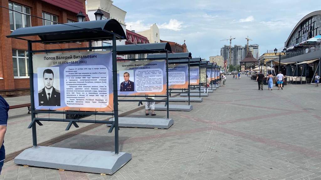 Выставка, посвященная героям Барнаула и Алтайского края, открылась на улице Мало-Тобольской Фото №1