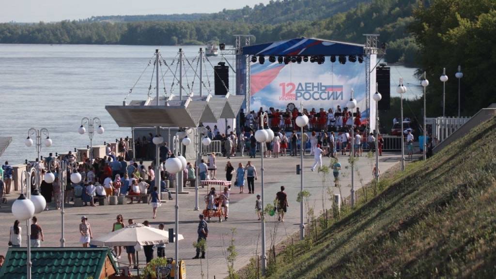 Губернатор Виктор Томенко приниял участие в праздничных мероприятиях, посвященных Дню России Фото №4