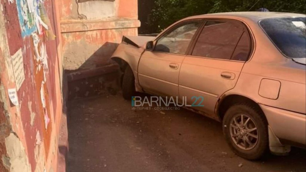В Барнауле автомобиль уходил от погони и врезался в жилой дом Фото №1