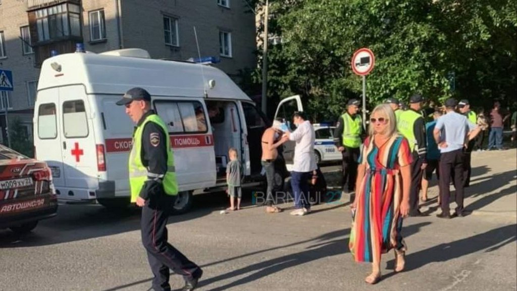 В Барнауле автомобиль уходил от погони и врезался в жилой дом Фото №2