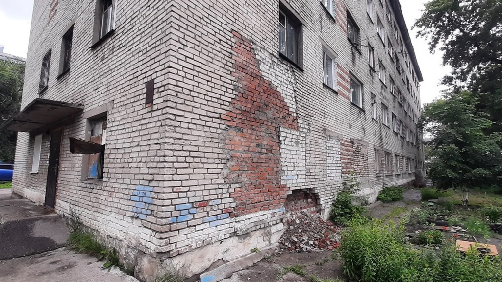 Жители Новоалтайска пожаловались на дом-развалюху, в котором давно не было ремонта Фото №1