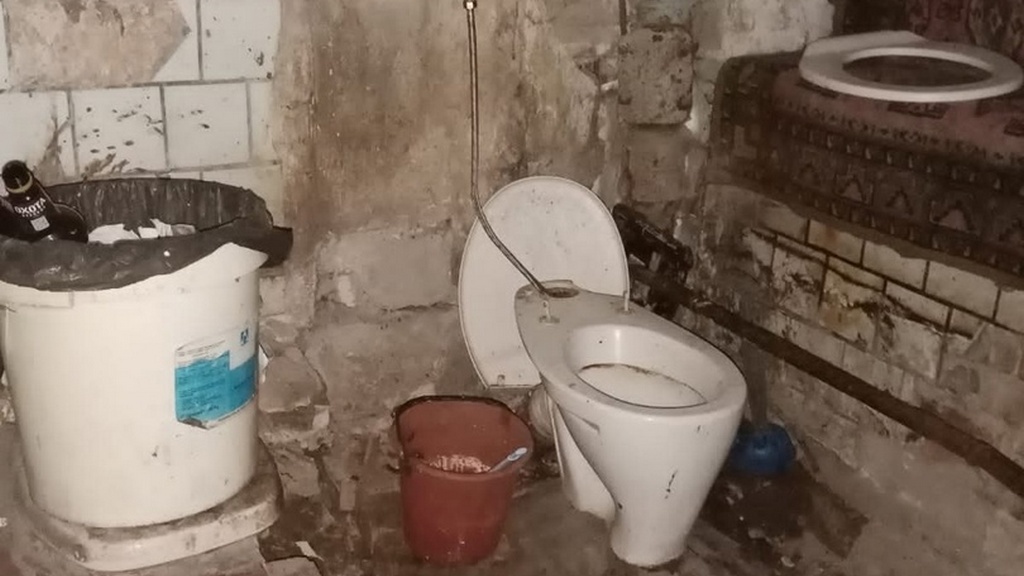Жители Новоалтайска пожаловались на дом-развалюху, в котором давно не было ремонта Фото №5