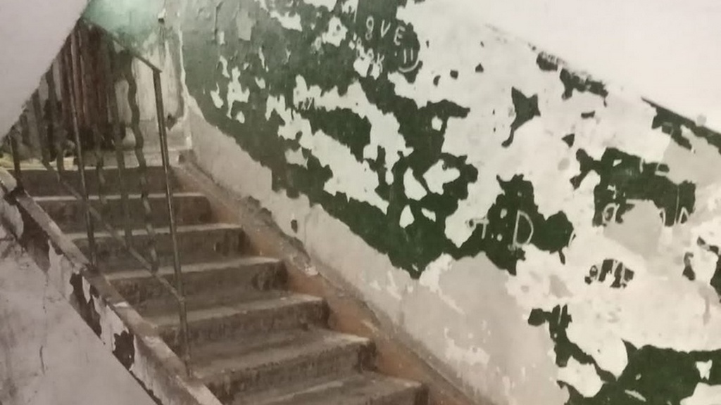 Жители Новоалтайска пожаловались на дом-развалюху, в котором давно не было ремонта Фото №3