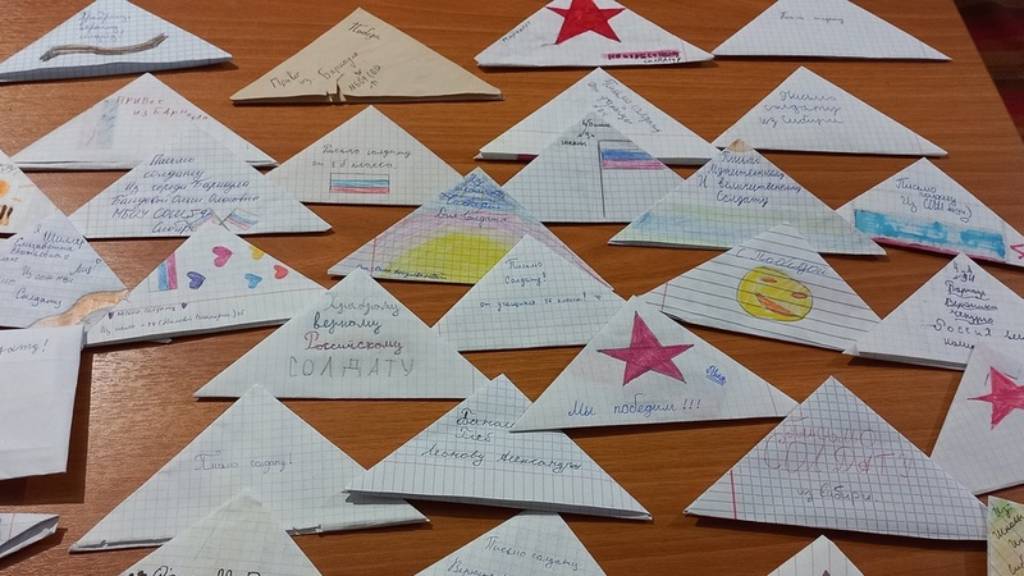 В Алтайском крае, несмотря на начало летних каникул, продолжается акция «Письмо солдату» Фото №1