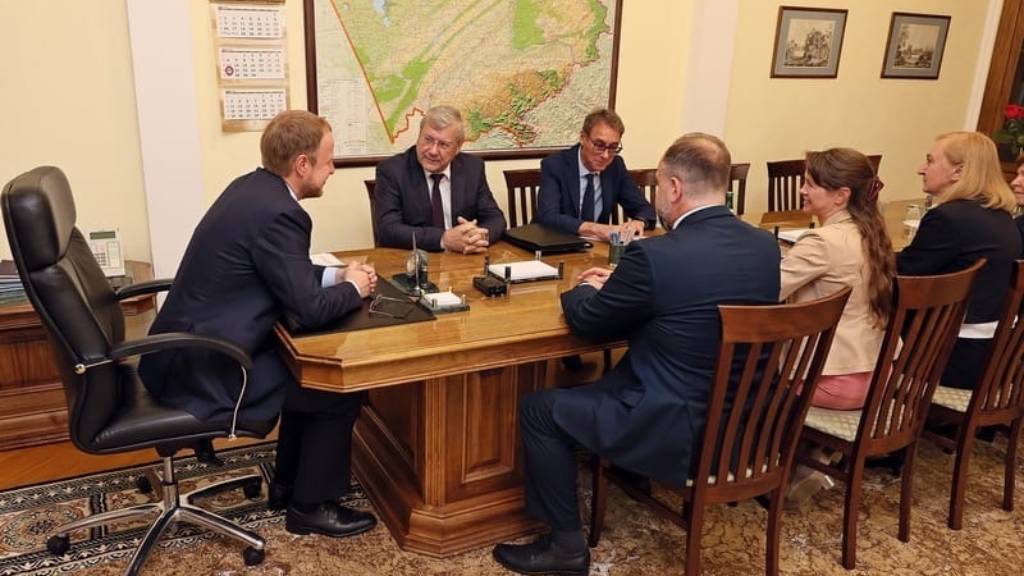 Губернатор Виктор Томенко и руководитель Федерального архивного агентства Андрей Артизов обсудили вопросы развития архивного дела в Алтайском крае Фото №1
