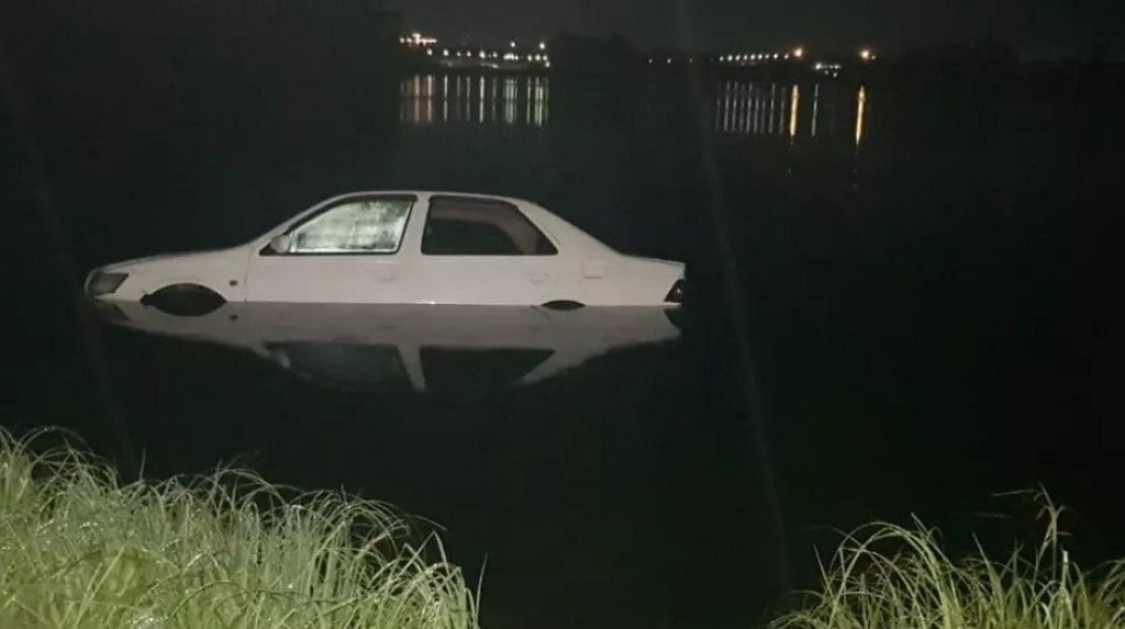 В Барнауле нетрезвый водитель переехал девушку и утопил автомобиль в реке Фото №1
