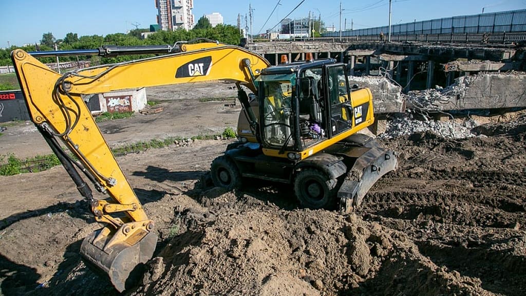 В Барнауле продолжается демонтаж моста на Новом рынке Фото №3