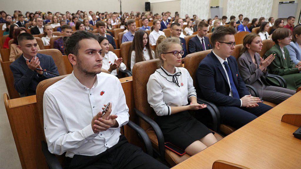 Лучших выпускников Алтайского края поздравили в правительстве региона Фото №1