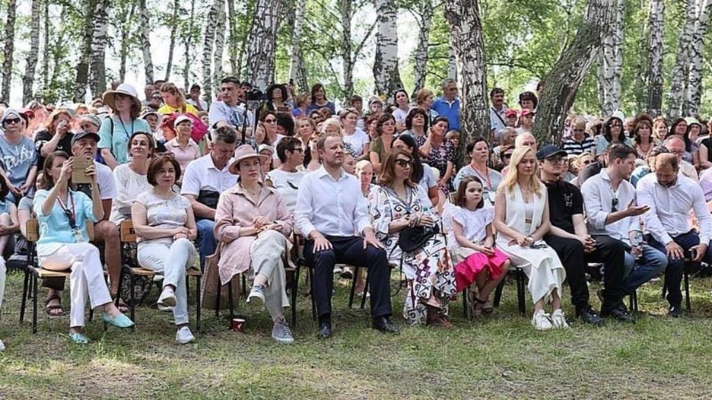 Виктор Томенко: «Мы все очень рады и гордимся тем, что Роберт Рождественский родился здесь, в селе Косиха Алтайского края» Фото №1