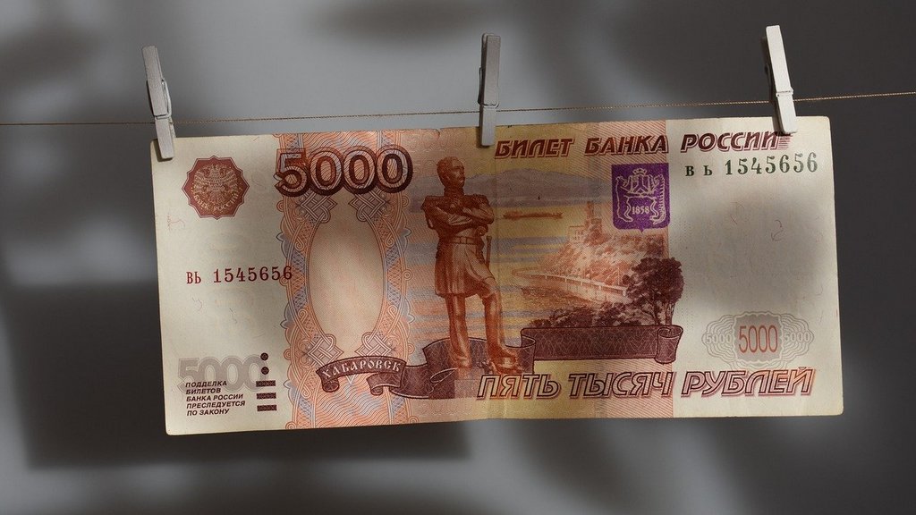 Барнаулец получил условный срок за то, что расплатился в такси купюрой «Банка приколов» Фото №1