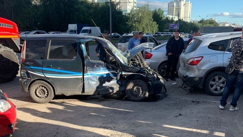 В Барнауле автомобиль протаранил ограждение на улице Попова Фото №1