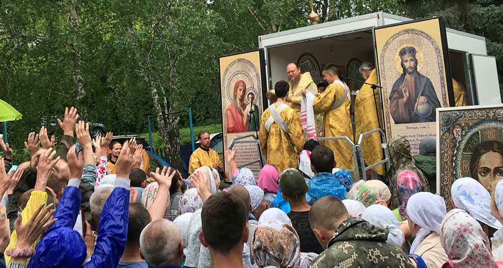 За чудесами и успокоением: около трех сотен православных верующих отправились из Барнаула в Коробейниково Фото №3