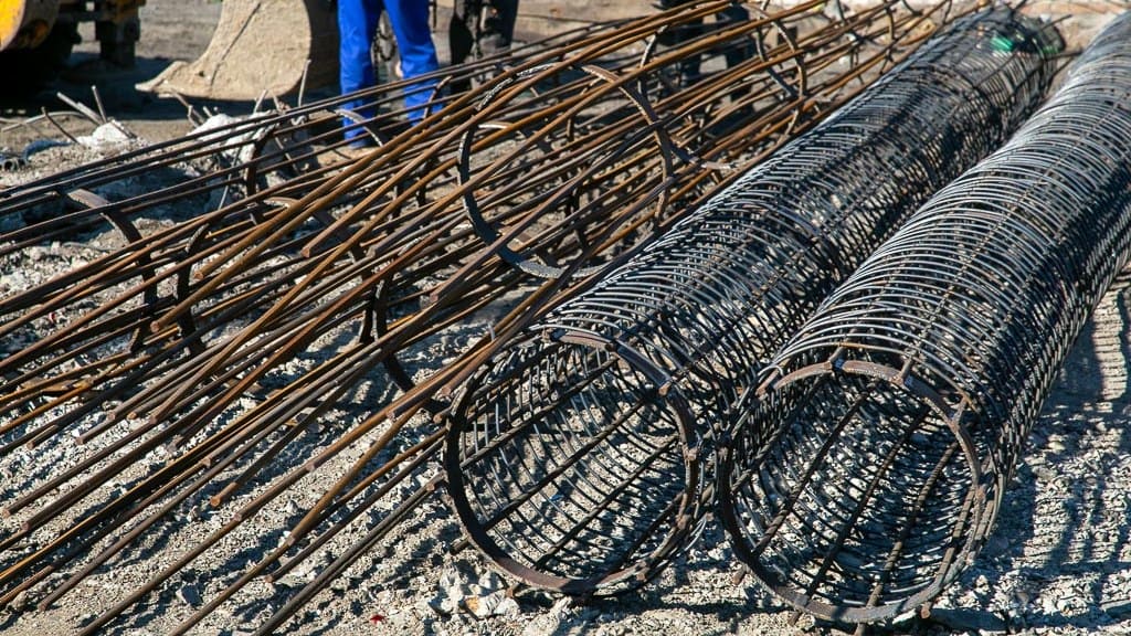 В Барнауле приступили к установке буронабивных свай в районе моста на Новом рынке Фото №4