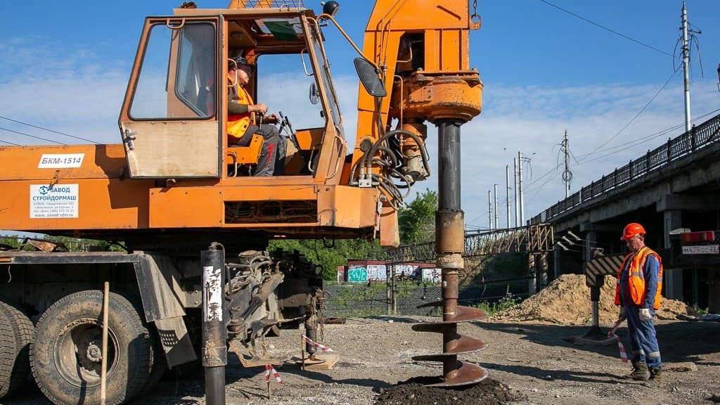 В Барнауле приступили к установке буронабивных свай в районе моста на Новом рынке Фото №3