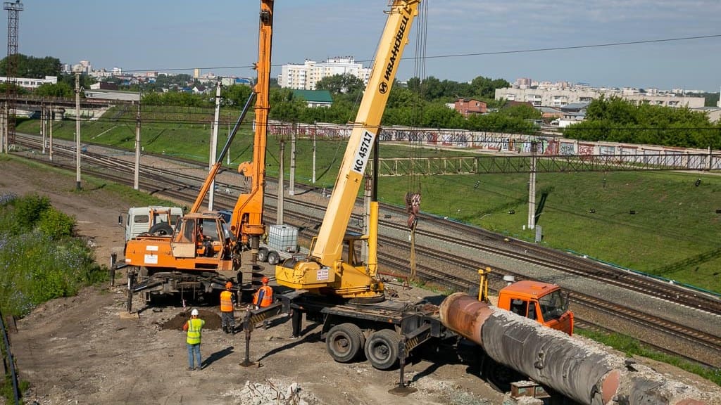 В Барнауле приступили к установке буронабивных свай в районе моста на Новом рынке Фото №2