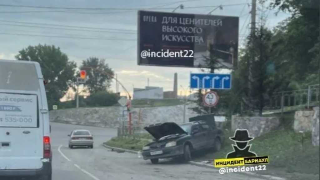 В Барнауле иномарка влетела в столб на трассе Фото №2