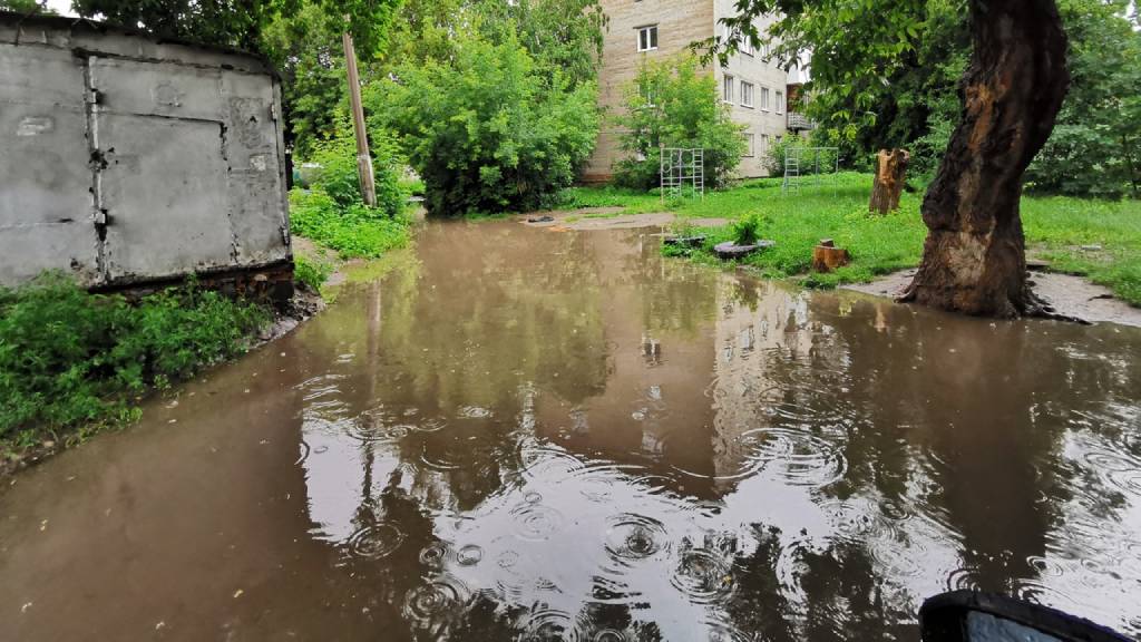 Улицы Барнаула затопило дождём Фото №2