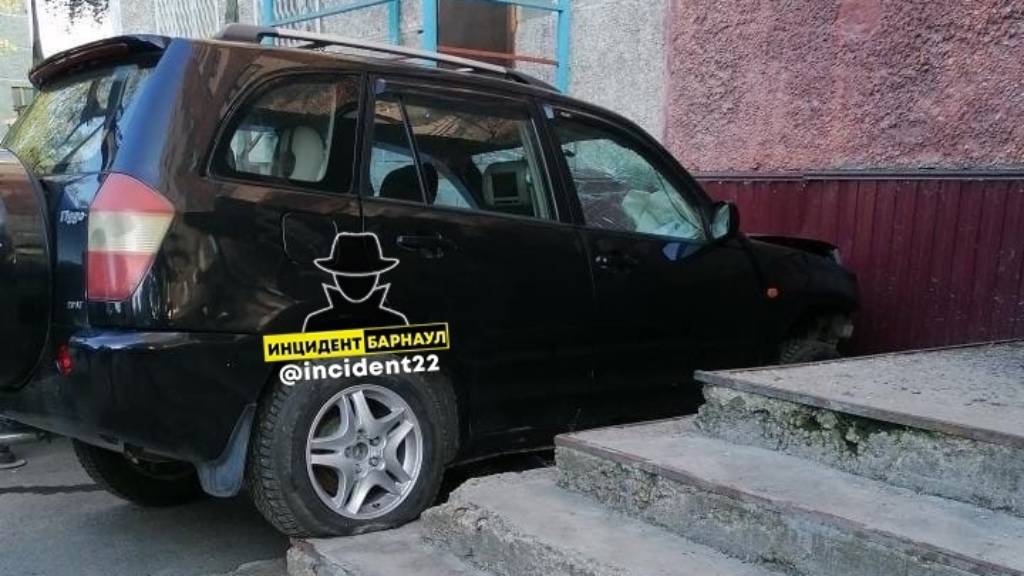 Автомобиль въехал в стену жилого дома в Барнауле Фото №1