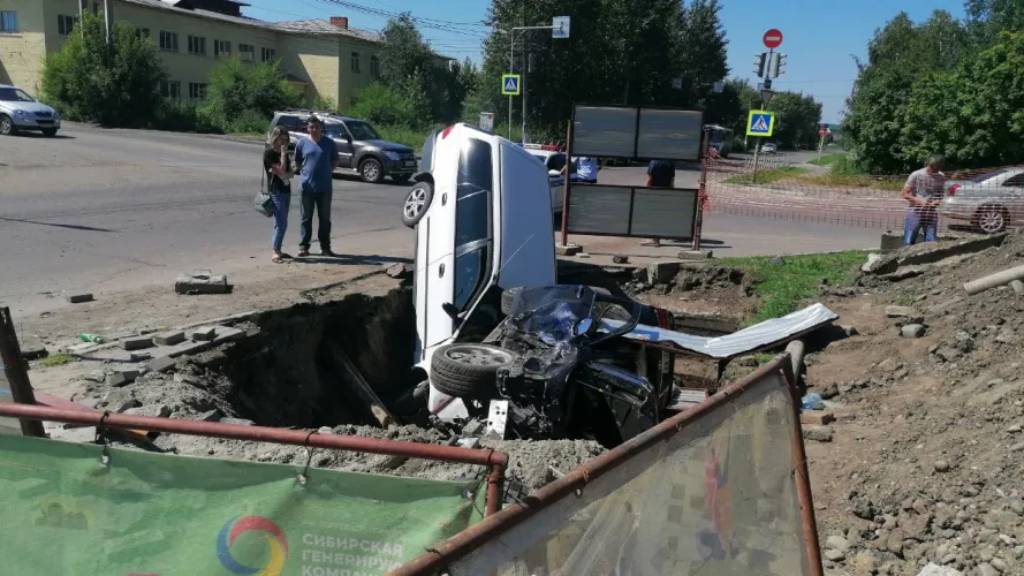 В Бийске две машины провалились в яму Фото №1