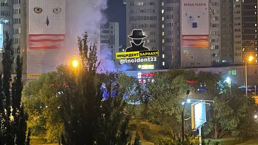 На парковке в Барнауле ночью загорелся автомобиль Фото №2