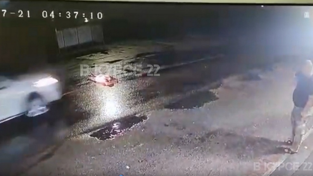 В Славгороде мужчина лег на дорогу и попал под автомобиль Фото №1