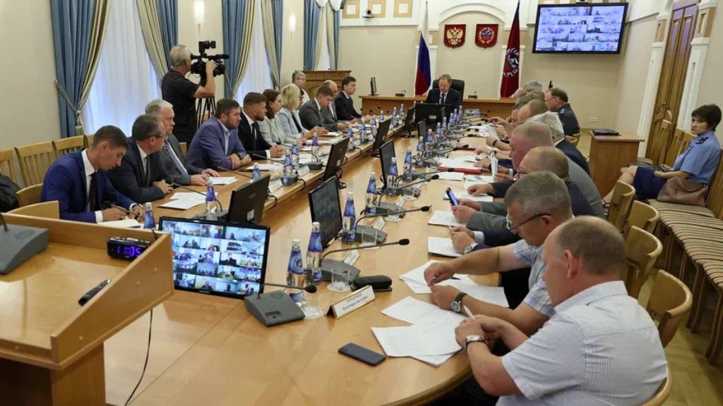 Губернатор Алтайского края Виктор Томенко провел заседание краевой комиссии по обеспечению безопасности дорожного движения Фото №1