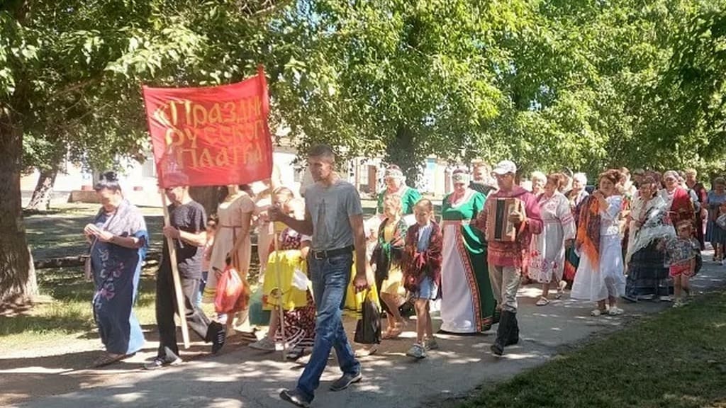 На празднике русского платка в Усть-Калманке приняло участие 200 человек Фото №1