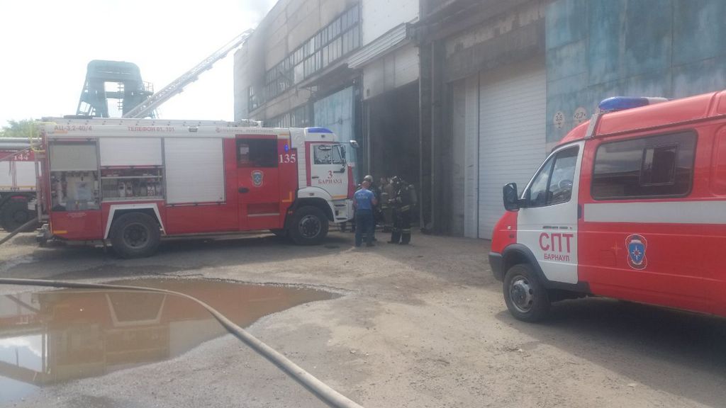 В Барнауле ликвидировали пожар в производственном здании на улице Северо-Западной Фото №2
