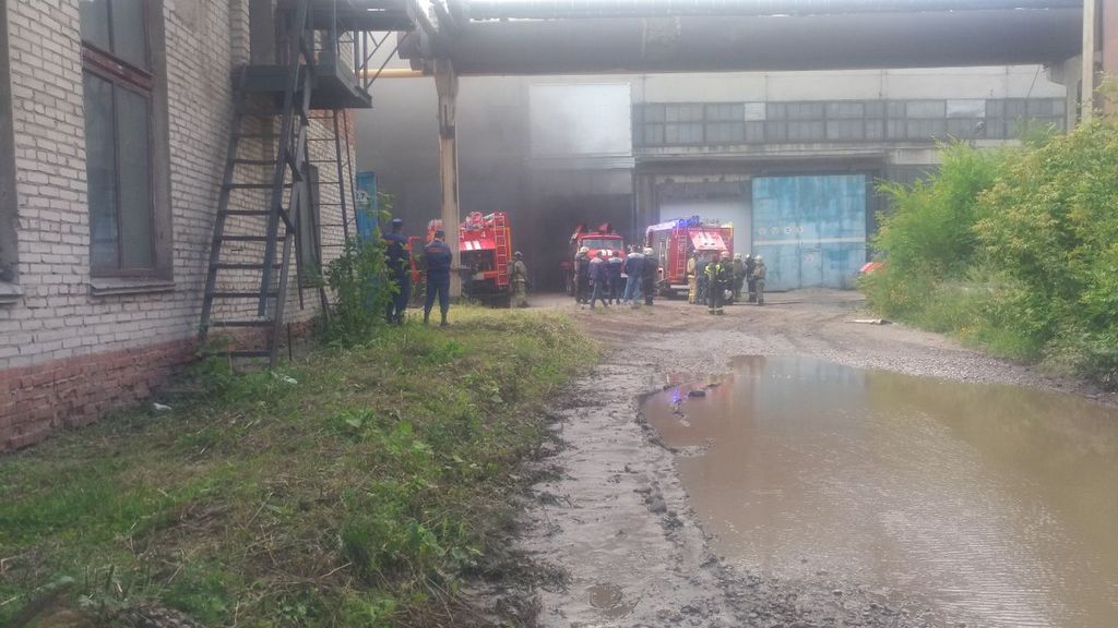 В Барнауле ликвидировали пожар в производственном здании на улице Северо-Западной Фото №3