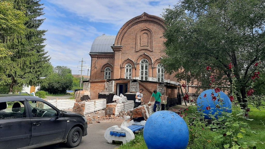 В Барнауле снесли колонны у здания бывшего планетария Фото №1