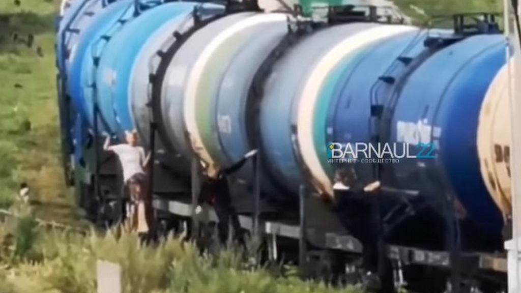Жительница Алтайского края опубликовала видео с подростками, которые запрыгивают на идущий поезд Фото №1