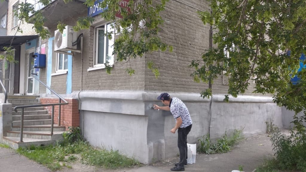 В Барнауле закрасили рекламные надписи о продаже наркотиков Фото №1