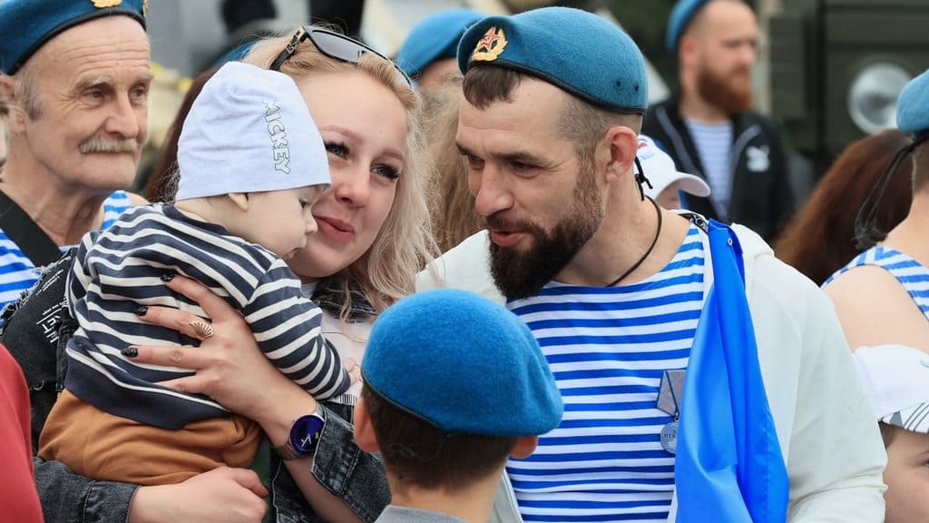 В Барнауле на площади Ветеранов прошел торжественный митинг в честь Дня ВДВ Фото №1