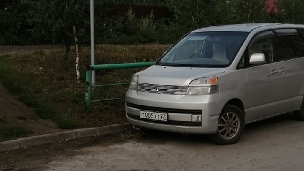 Барнаульцы жалуются на автолюбителей, которые паркуются рядом с пешеходными переходами Фото №2