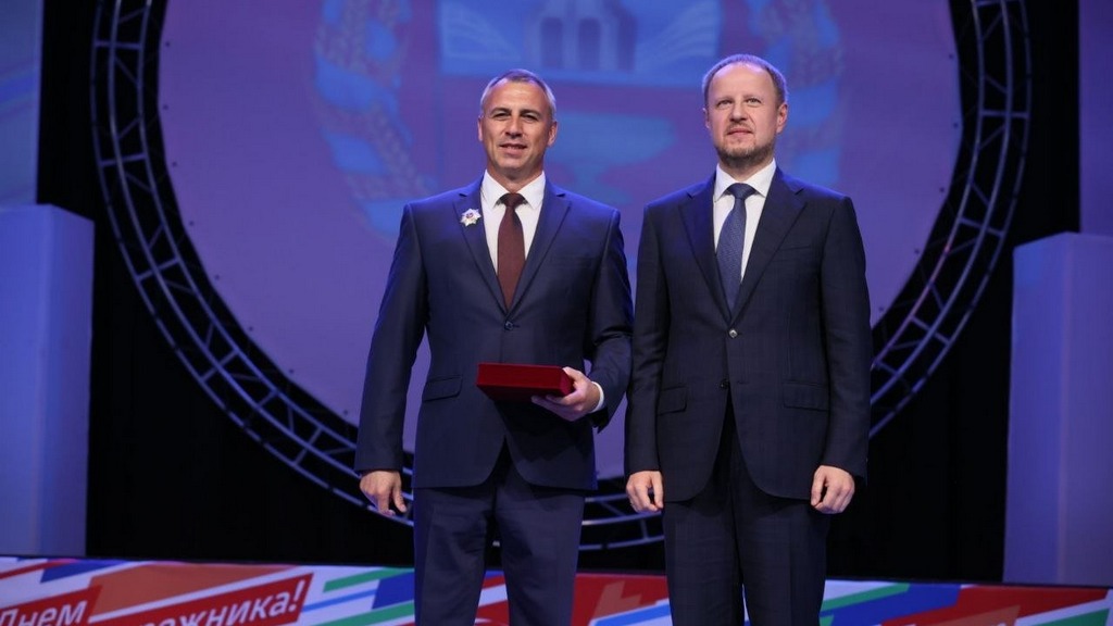 Виктор Томенко вручил награды железнодорожникам региона Фото №1