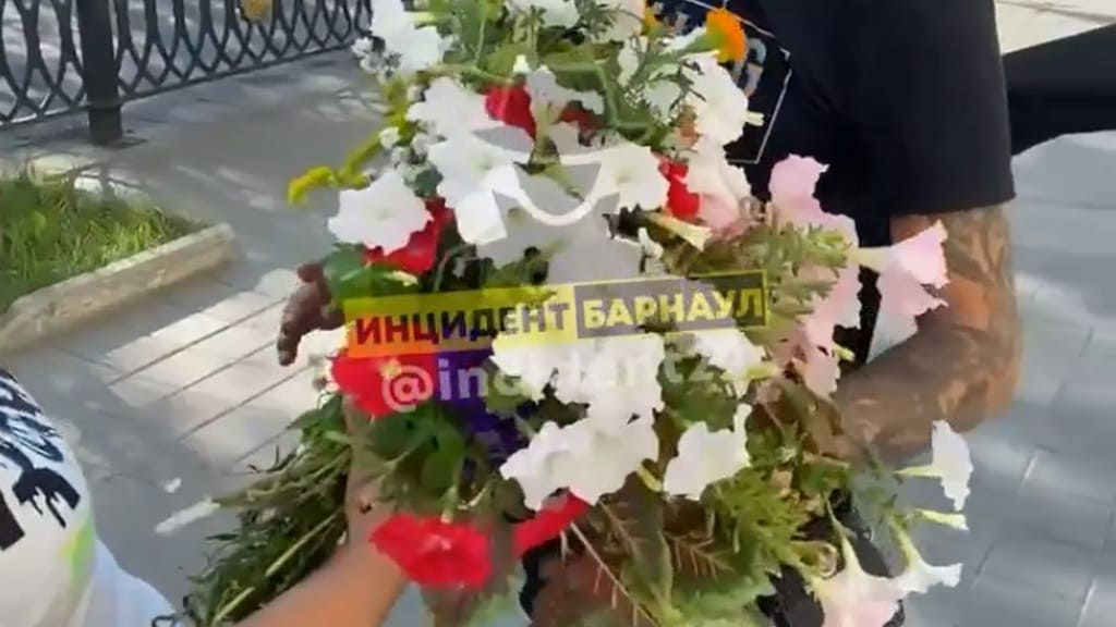 В Барнауле парень с девушкой нарвали цветов с городской клумбы Фото №1