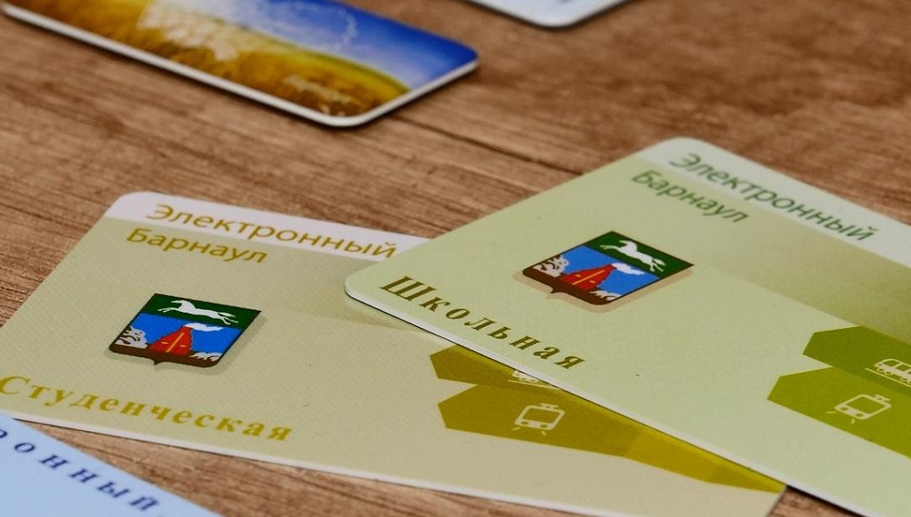 С середины августа в Барнауле начнут продавать единые проездные для школьников и студентов Фото №1