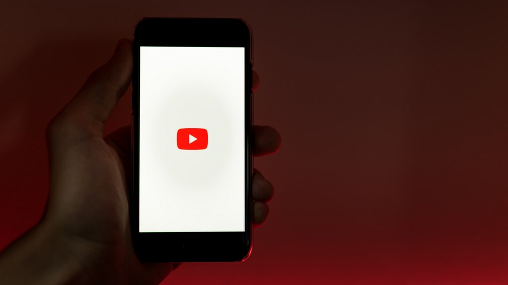 YouTube продолжает блокировать известных российских блогеров и нарушать свои же правила Фото №1