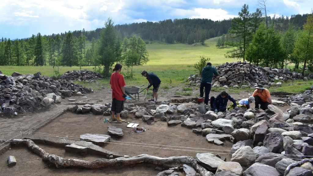Алтайские и питерские археологи восстанавливают древний курган Фото №2