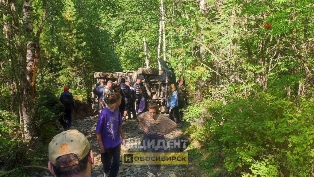 В Республике Алтай перевернулся грузовик с туристами Фото №2