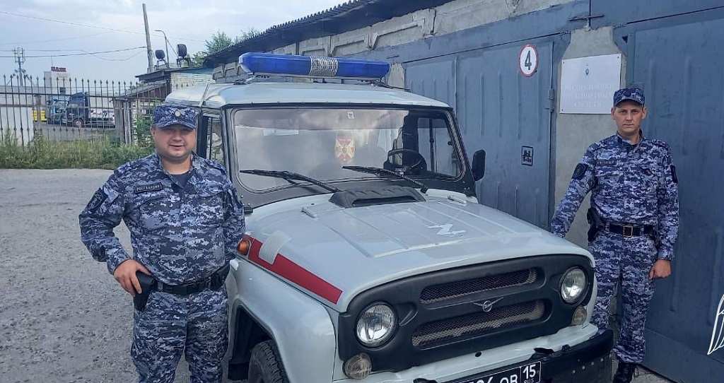 В Новоалтайске росгвардейцы задержали вора, который пытался украсть трубы с территории завода Фото №1