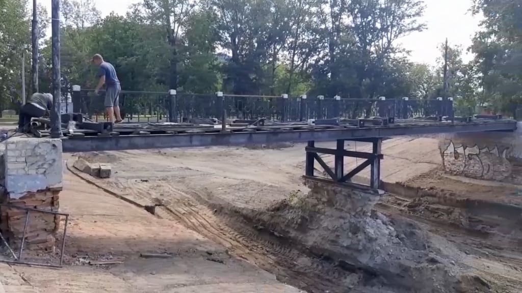 В барнаульском парке «Изумрудный» демонтировали мост на территории бывшего пруда Фото №1