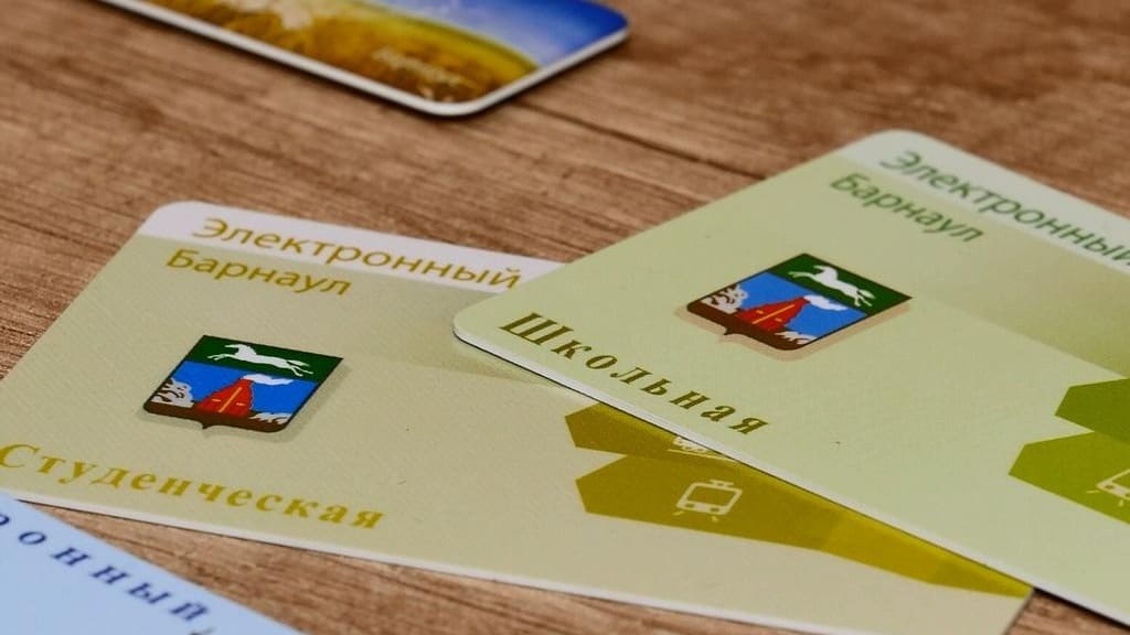 В Барнауле стартовали продажи новых школьных и студенческих проездных Фото №1